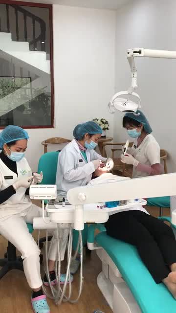 GẮN MẮC CÀI KIM LOẠI CHO HÀM RĂNG KHẤP KHỂNH