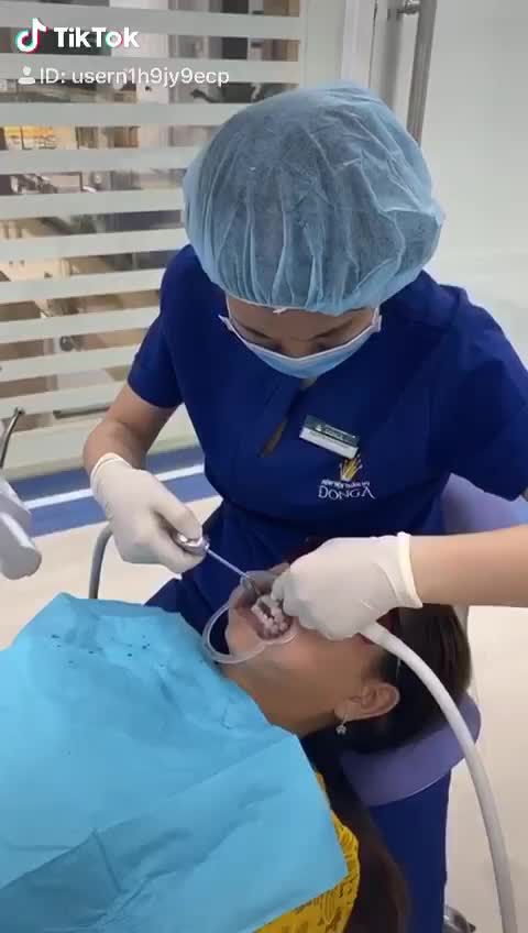 Cận cảnh quá trình tẩy trắng răng tại phòng khám Laser Whitening của bệnh viện thẩm mỹ Đông Á