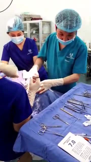 Mũi " XẤU" biết kêu ai bây giờ Đành nhờ bác sĩ Quang và ekip nhà VQ vậy! Kết quả sau 45 phút của bác sĩ nhé cả nhà!