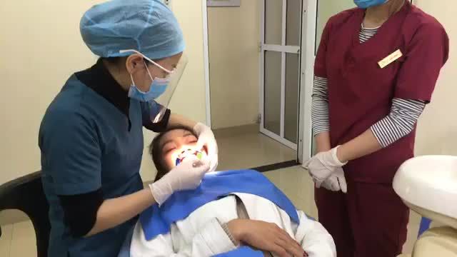 Gắn mắc cài cho khách hàng chỉnh nha mới. Bắt đầu niềng răng thôi các bạn