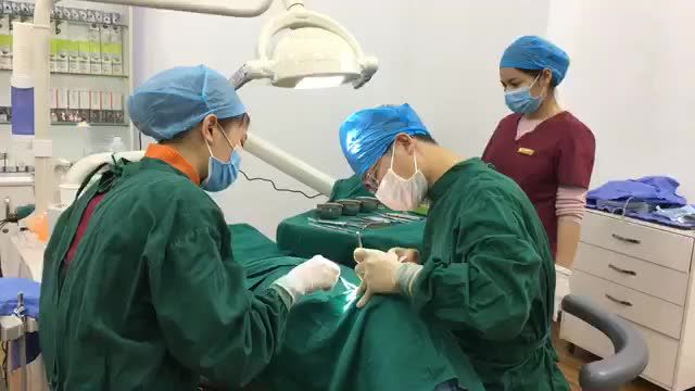 Cấy chân răng nhân tạo tức thì số 25 cho chị Loan.