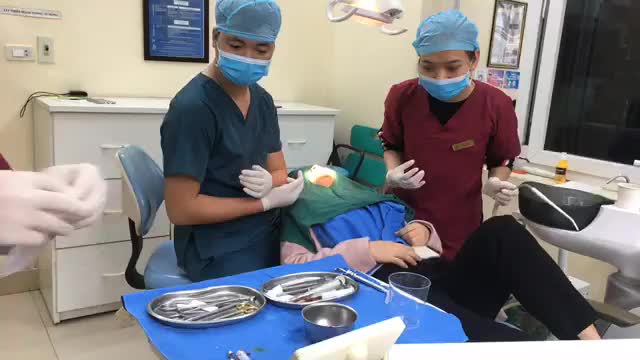 Nhổ răng khôn cho khách hàng