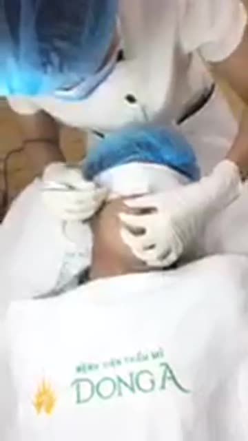 Da nhờn là do tuyến bả nhờn hoạt động quá mức kết hợp với bụi bẩn, và chế độ chăm sóc không hợp lý khiến da nhờn càng dễ bị mụn hơn.