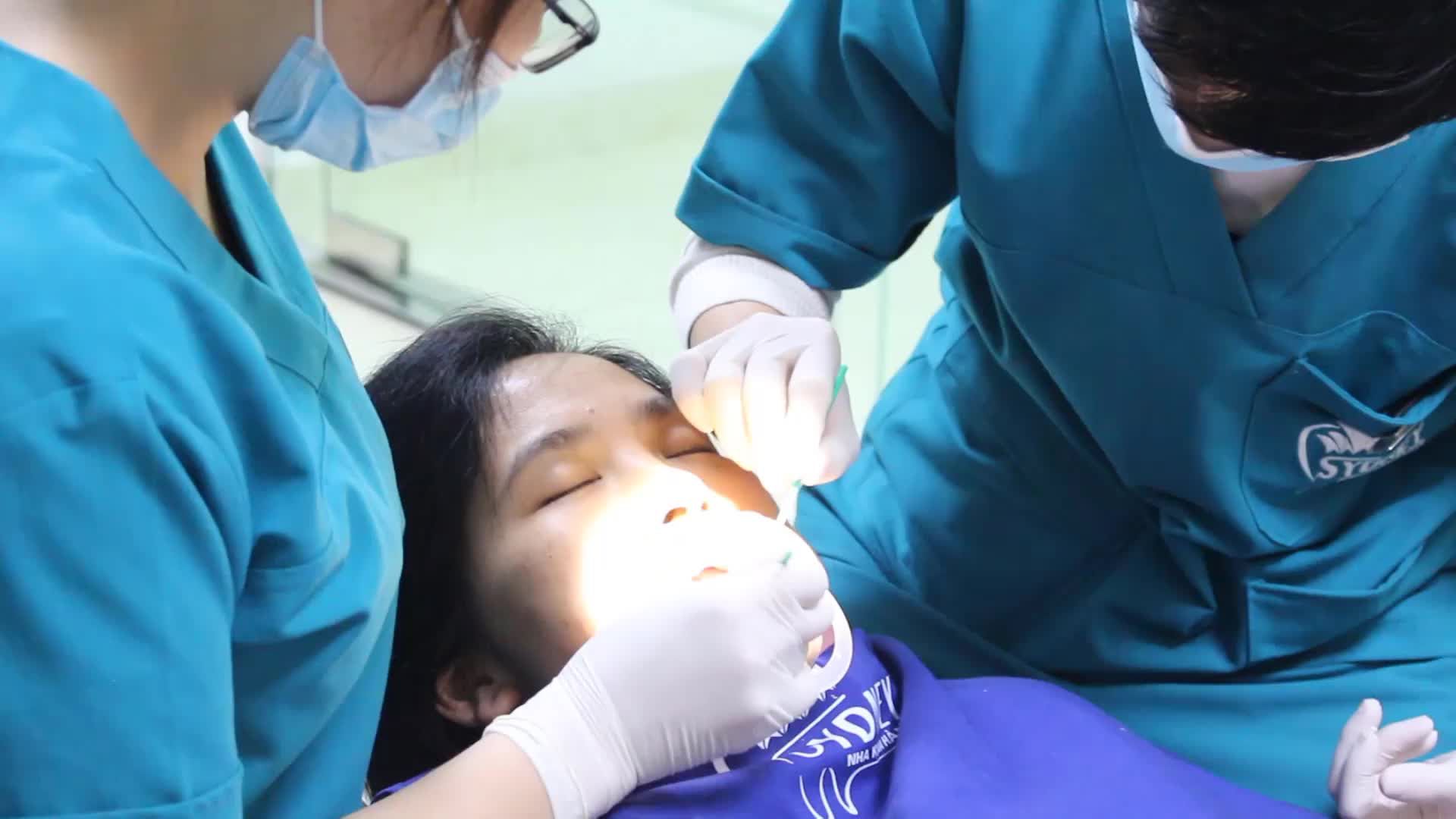 Case gắn mắc cài pha lê cho bệnh nhân T. M. A - 32 tuổi ở Bắc Ninh Người thực hiện: Thạc sĩ, bác sĩ Lê Thị Thùy Linh