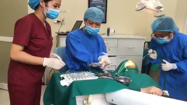 Cấy chân răng nhân tạo tại Nha Khoa Thuỳ Anh.