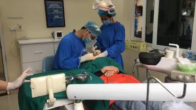 Cấy chân răng nhân tạo tại Nha Khoa Thuỳ Anh.