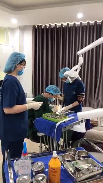 Cấy ghép implant răng hàm cho khách hàng trẻ tuổi bị mất răng do nhổ nhầm răng tại cơ sở khác.