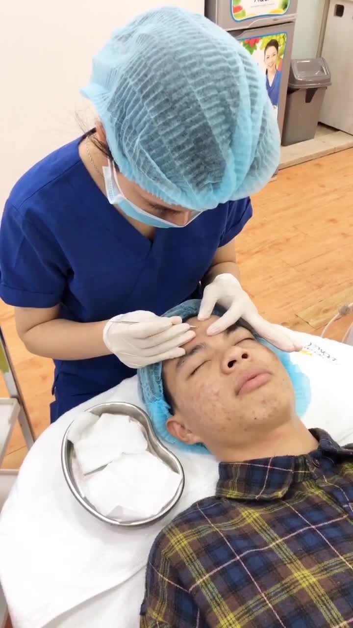 Cận cảnh ca điều trị mụn ẩn kinh điển cho khách hàng