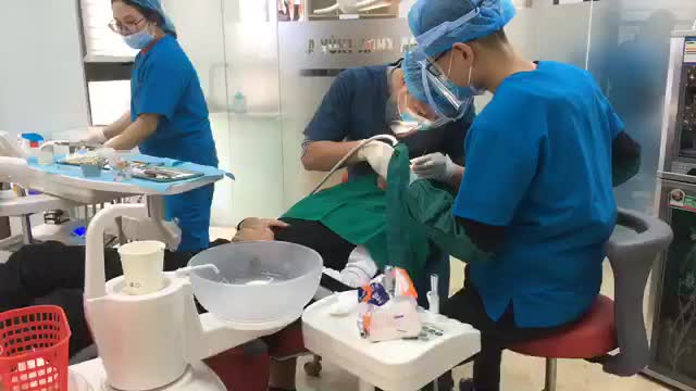 Nhổ răng khôn bằng công nghệ máy rung piezotome tại Nha Khoa Thuỳ Anh.