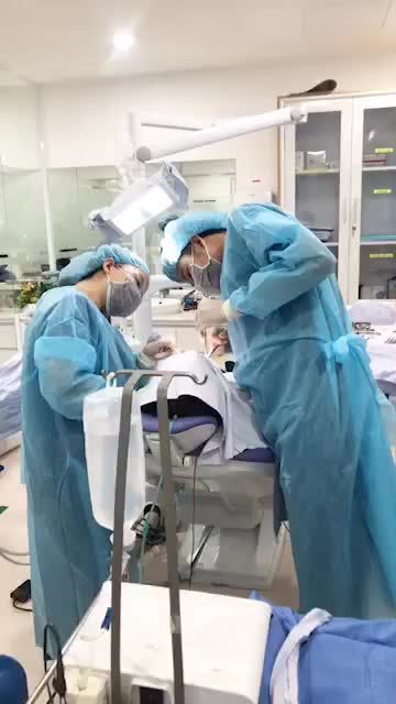 Cận cảnh quá trình cấy ghép Implant răng cho khách hàng đang thực hiện tại bệnh viện Xin mời quý khán giả theo dõi