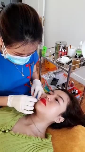 KHÁCH HÀNG PHUN MÔI PHA LÊ