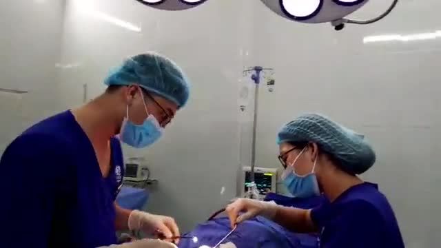 Cuối ngày rồi nhưng Bác sĩ và ekip vẫn đang bận rộn với ca NÂNG MŨI SOFTLINE.