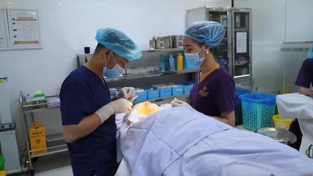 Cận cảnh bác sĩ giúp khách hàng chỉnh sửa mí cắt hỏng tại 1 Spa, bằng công nghệ sửa mí độc quyền Deep Tech20 tại Dr.Hải Lê