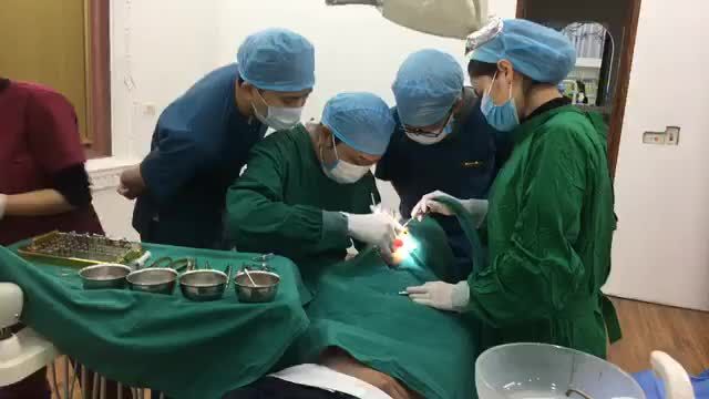Cấy chân răng nhân tạo số 5 cho anh Nghiệp