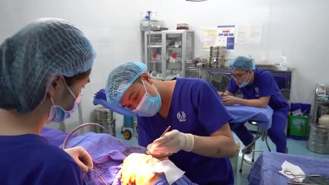 Ca nâng mũi đầu tiên trong ngày của Bác sĩ và ekip