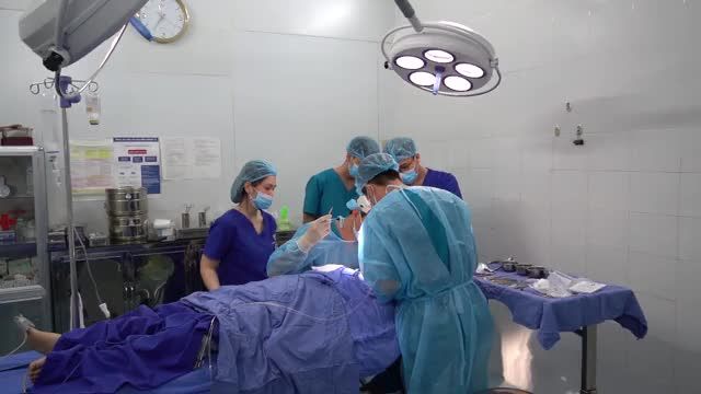 Các anh cũng phải ĐẸP nhé ! Bác sĩ và ekip nâng mũi cho ANH THANH NIÊN!