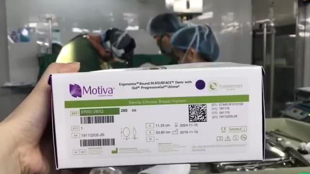 Quá trình trực tiếp bác sĩ đặt túi ngực Moltiva Nanochip trong phòng phẫu thuật cho vị khách hàng buổi trưa ngày hôm nay tại DrD với thông số size là 285cc hoàn hảo đẹp tự nhiên.