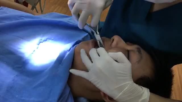 Tháo mắc cài cho bạn Anh Đức.