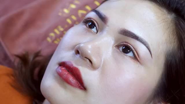 Phun mày kết hợp với điêu khắc Super Thinline - Nét mày thời thượng chuẩn tự nhiên, ai nhìn cũng mê.