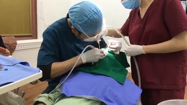 Nhổ răng khôn mọc lệch má gây loét má cho chị Ngọc bằng máy rung siêu âm piezotome.