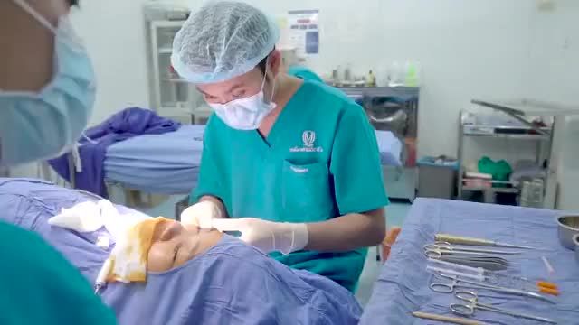Bác sĩ và ekip bận rộn với ca nâng mũi số 14 trong ngày