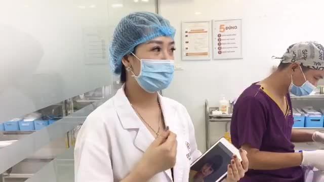 Kết quả cắt mí dưới vừa thực hiện xong, loại bỏ bọng mỡ giúp đôi mắt trở nên tươi trẻ hơn.