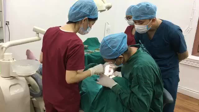 Cấy ghép chân răng nhân tạo số 6 cho chi Hương khách hàng tại Nha Khoa Thuỳ Anh.