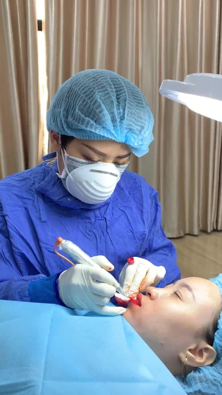 "Sắc môi em hồng" cực xinh vì em đã Phun môi tại Đông Á