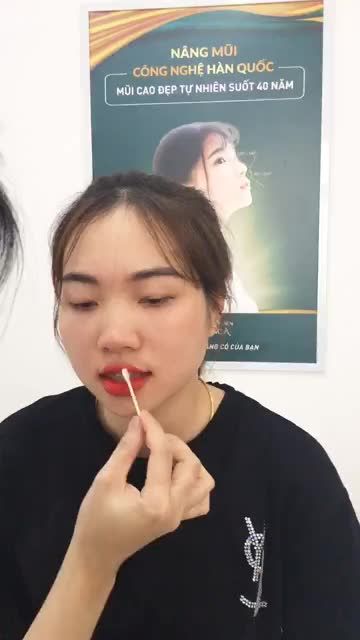 Xinh tươi rạng ngời với đôi môi đỏ mọng quyến rũ