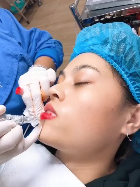 Khi đôi môi em còn đỏ mọng Anh muốn nói anh yêu em