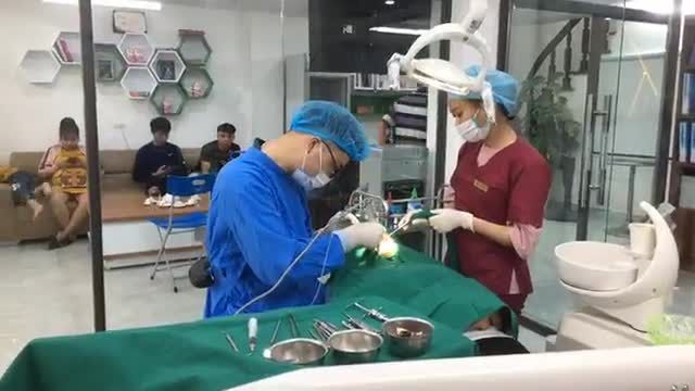Cấy chân răng nhân tạo tại Nha Khoa Thuỳ Anh.