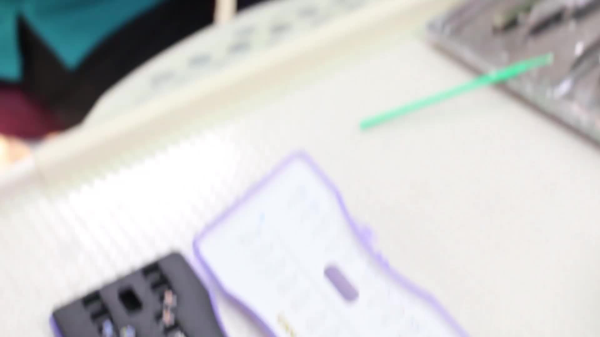 Tiến sĩ, bác sĩ Hà Ngọc Chiều gắn mắc cài pha lê cho bệnh nhân N.M.T - 16 tuổi, quận Long Biên.