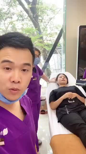Tiêm filler tai tài lộc cho chị Nga - khách hàng may mắn khi trúng giải livestream vào tháng 2 và tháng 3 khi xem livestream tối t5 hàng tuần