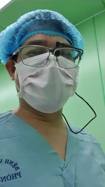 Nâng ngực nội soi chân không