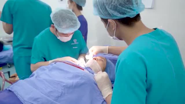 Bác sĩ Vũ Quang thực hiện điêu khắc sụn cho ca nâng mũi cấu trúc bọc sụn Megaderm tại Phòng phẫu thuật Thẩm Mỹ Quốc Tế VQ.