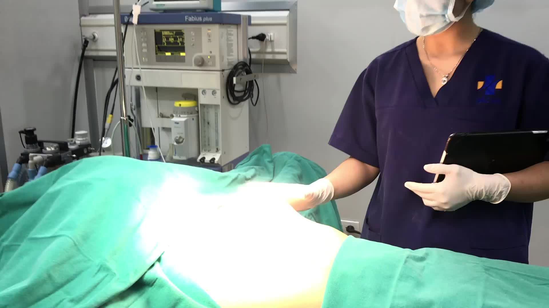 "Mùng 8/3 nay đẹp lạ Vì có V1 gợi cảm kiêu sa"