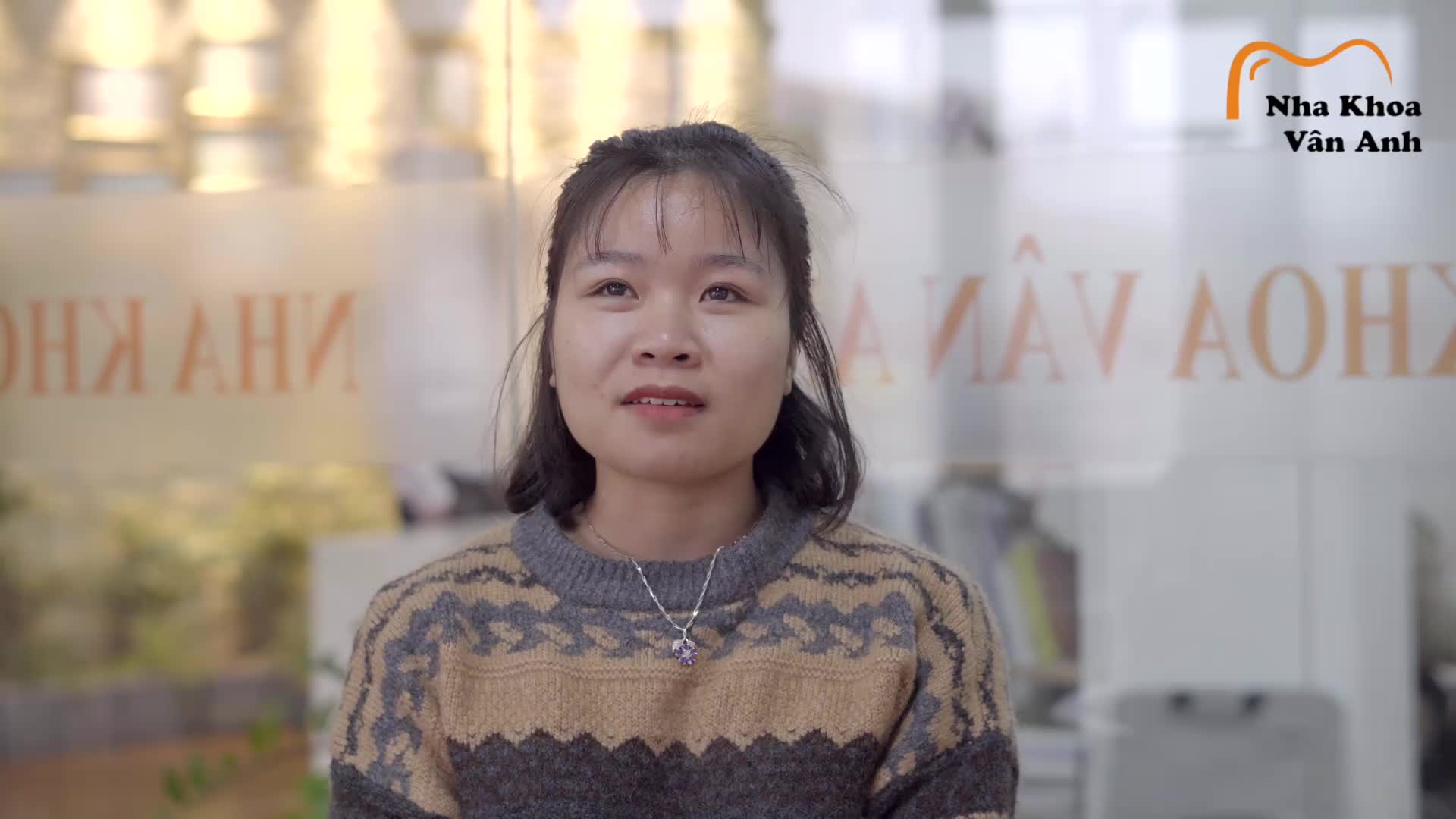 Ngày trước khi bị răng thưa thì em rất là ngại cười, khi chụp ảnh cũng rất là ngại cười luôn.