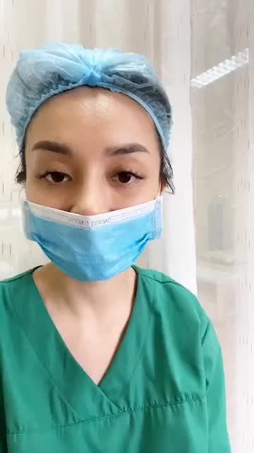 Sau sinh 2 con, cơ thể xuống cấp, ngực chảy xệ, thiểu sản sau sinh, 2 bên không cân đối. Bụng rạn, cân cơ thành bụng sổ.