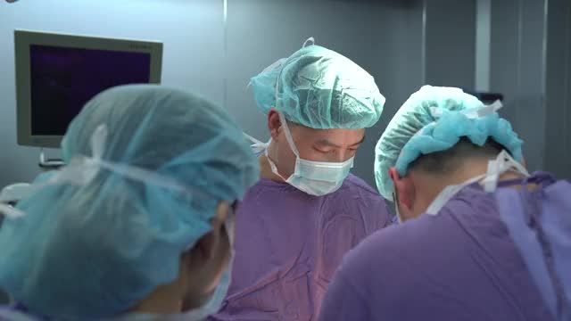 Dr. Minh Phạm thực hiện ca siêu combo Nâng ngực + Tạo hình thành bụng chuyển rốn Cả nhà nhấn theo dõi livestream để đón xem kết quả nhé