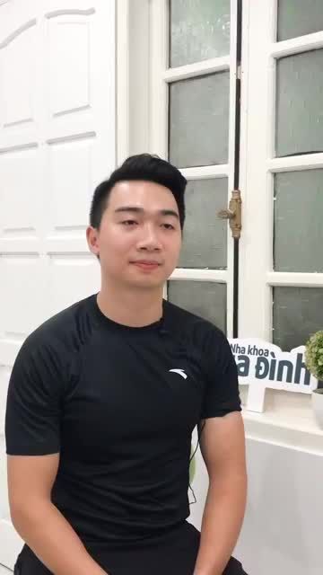 CA SĨ TIẾN HƯNG CHIA SẺ CẢM XÚC sau khi vừa thực hiện dán 18 veneer sứ do Thạc sĩ - Bác sĩ Nguyễn Anh Chi thực hiện.