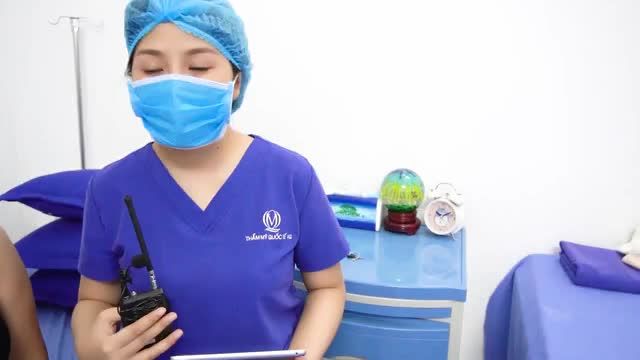 Chị khách hàng được Dr Vũ Quang trực tiếp tư vấn, và thực hiện nâng ng ực bằng phương pháp đặt túi.