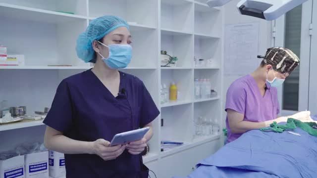 Khách hàng tới bác sĩ Nâng cung mày