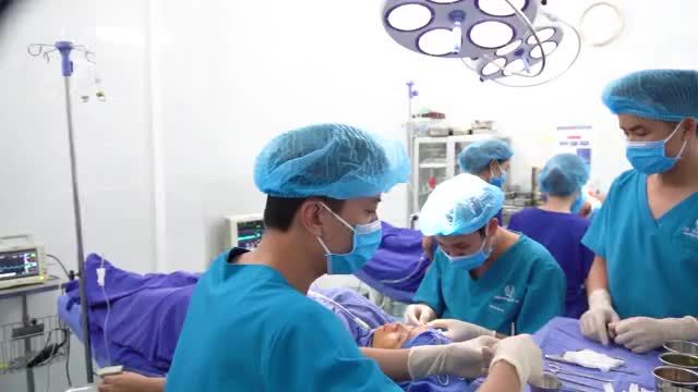 Dr Vũ Quang cùng ekip đã bắt đầu ngày làm việc của mình với 2 ca nâng mũi Softline.