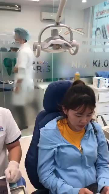 KH Trần Thị Huyền sau 2,5 tháng chỉnh nha mắc cài kim loại tự buộc tại nha khoa Paris Quang Trung.