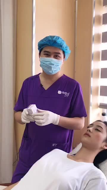 Bạn gái xinh đẹp sau khi nâng mũi Pureform 6 tháng quay trở lại để tiêm botox gọn hàm.
