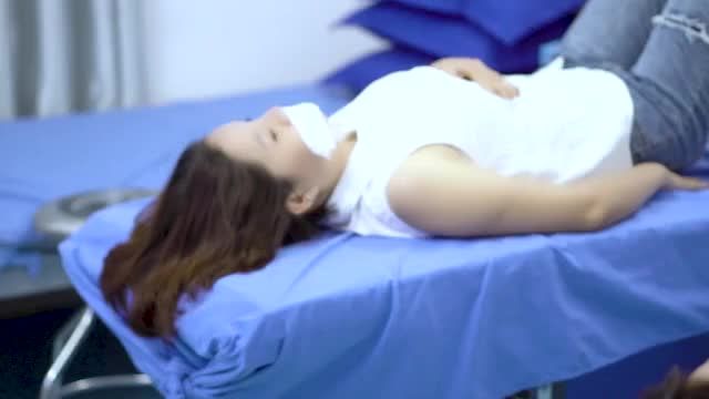 ĐÔI BẠN THÂN TÁI KHÁM SAU NÂNG MŨI