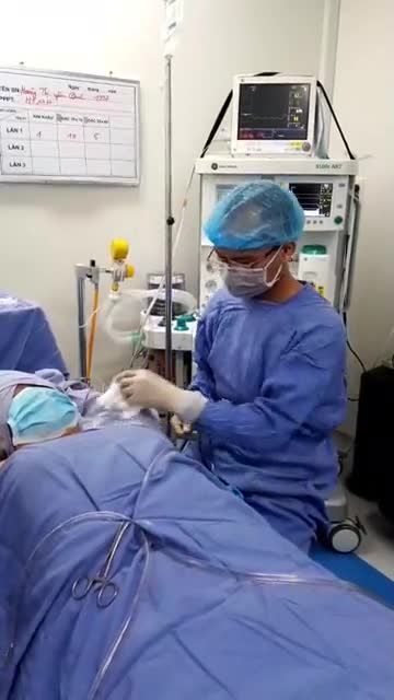 KHÁCH HÀNG HÚT TUYẾN MỒ HÔI NÁCH