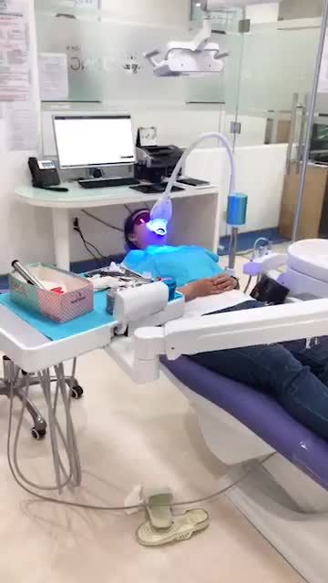 Khách hàng đang trong quá trình tẩy trắng răng tại bệnh viện thẩm mỹ Đông Á