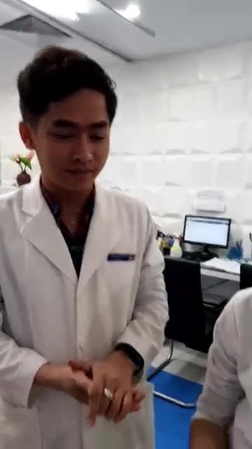 Khách hàng bị mụn thịt do virus gây ra khiến da sần sùi