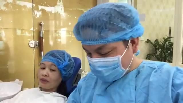 Cảm nhận kết quả của chị khách ngay sau khi BS Nguyễn Đức Tuyên thực hiện cấy ghép implant chiếc răng 36 một thì cho chị.